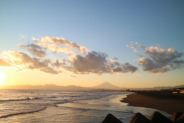 富士山と伊豆半島を鵠沼海岸から見る夕焼けの景色