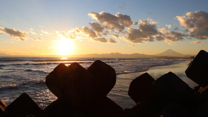 

富士山と伊豆半島を鵠沼海岸から見る夕焼けの景色
