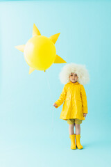 風船を持つ女の子のポートレート