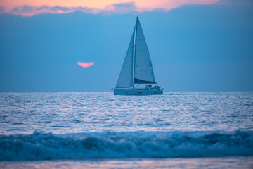 Obraz premium Sailboat on the ocean. Landscape of sea and tropical beach. Beautiful seascape nature. Travel and vacation, copy space.