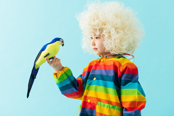 手に鳥を乗せた女の子のポートレート