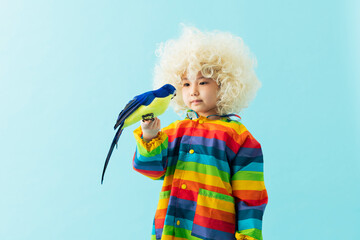 手に鳥を乗せた女の子のポートレート