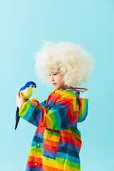 手に鳥を乗せた女の子のポートレート