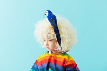 頭に鳥を乗せた女の子のポートレート