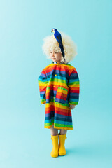 頭に鳥を乗せた女の子のポートレート