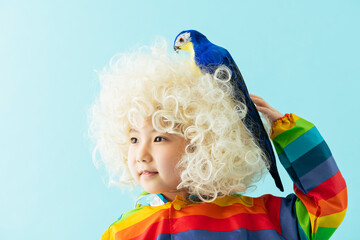 頭に鳥を乗せた女の子のポートレート