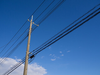 青空と電信柱