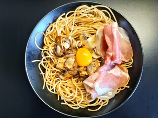 Fait maison - Spaghetti, champignons, oeuf et jambon cru