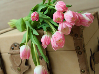 Bukiet tulipanów na starej skrzyni - obrazy, fototapety, plakaty