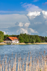 Naklejka premium Krajobraz nad jeziorem 