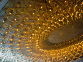 セレモニーホールの豪華な天井のシャンデリア