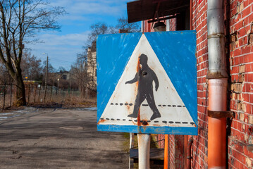 Przejście dla pieszych, stary znak na tle budynku z czerwonej cegły - obrazy, fototapety, plakaty