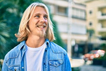 Fototapeta premium Young blond scandinavian man smiling happy standing at the city.