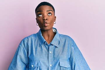 Obraz premium Young african american woman wearing casual clothes making fish face with lips, crazy and comical gesture. funny expression.
