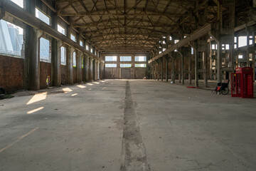 Innenraum des verlassenen Fabriklagers