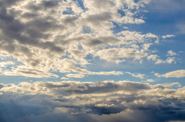 Fototapeta na wymiar Beautiful cloudy sky with sunbeams breaking through
