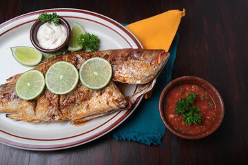 Platos de comida coloridos, pescado, carne, mejillones