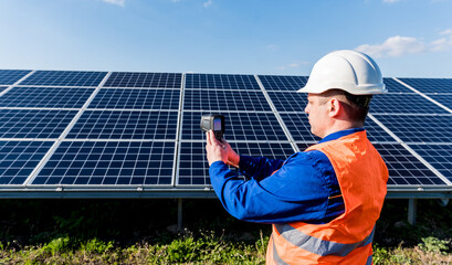 Inspector examination of photovoltaic modules using a thermal imaging camera