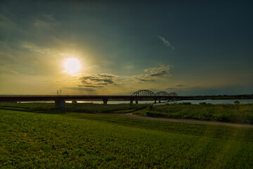 利根川に沈む夕日と神崎大橋