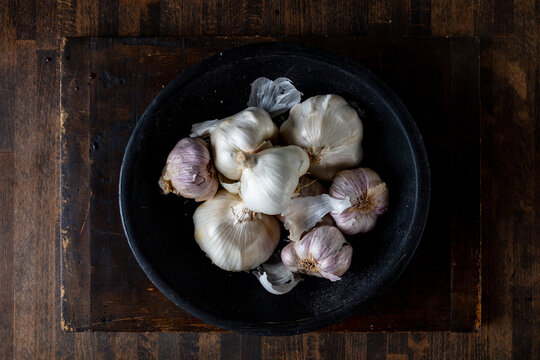 Whole garlic in a bowl 