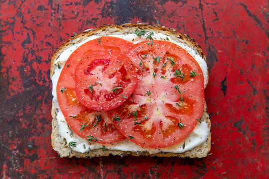 Tomato sandwich with mayo and thyme 