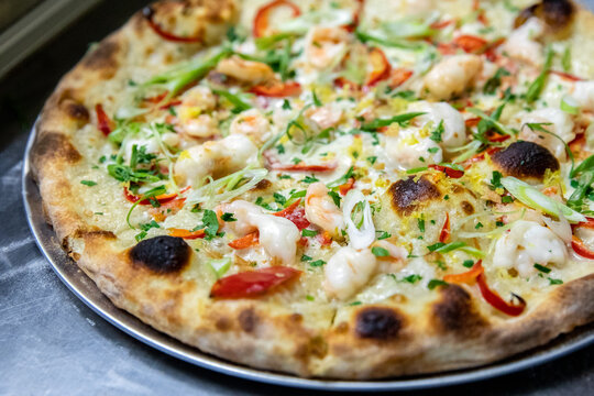 Shrimp and pepper pizza