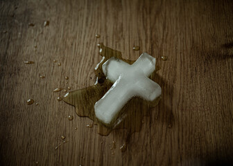 Kreuz aus Eis das schmilzt