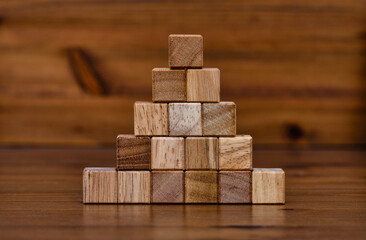 Holzpyramide