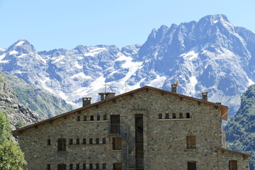 Fototapeta premium valgaudemar le refuge du gioberney dans le parc national des ecrins en france