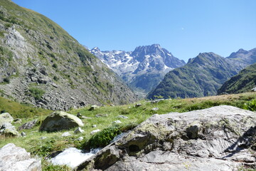 Fototapeta na wymiar la vallée du valgaudemar au centre du massif des ecrins en france
