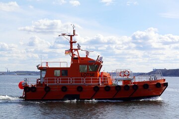 Fototapeta premium Lotsen Boot BÜLK in der Kieler Förde