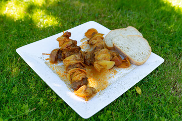 Schaschlikspieße vom Grill mit  Soße