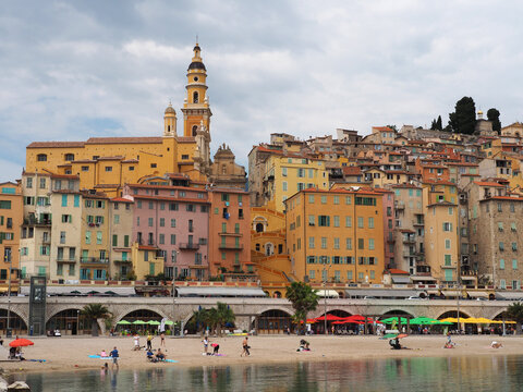 Menton la vieille ville et la plage des sablettes - Alpes-Maritimes