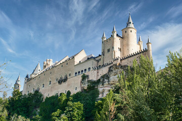 Fototapeta na wymiar Majestuoso y expectacular vista del real alcazar de Segovia visto desde el mirador de la pradera de San Marcos en Segovia, España