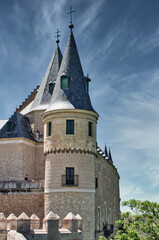 Fototapeta na wymiar Primer plano de una de las torres con tejado puntiagudo del majestuoso real alcazar de Segovia, España