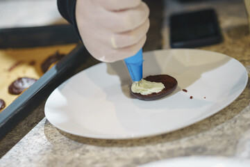 Obraz premium Process of making homemade chocolate chip cookies: the dough is laid out on a baking sheet.