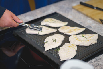 Cooking process for fresh turkey breast: grilled meat.