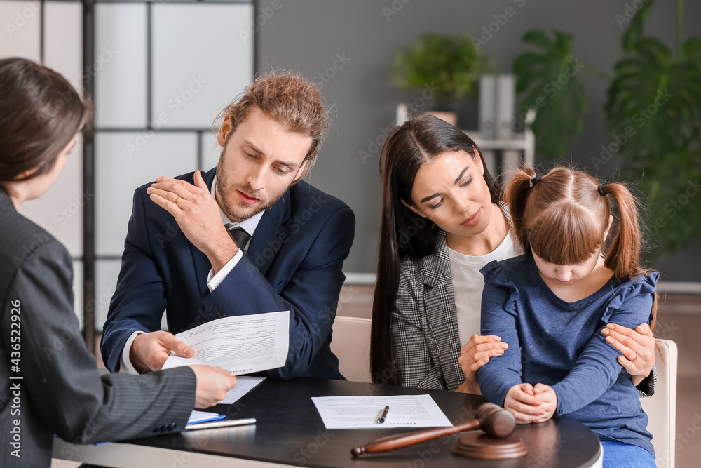 Wall mural Young couple and their daughter visiting divorce lawyer in office