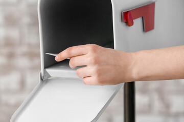 Obraz premium Woman getting letter from box