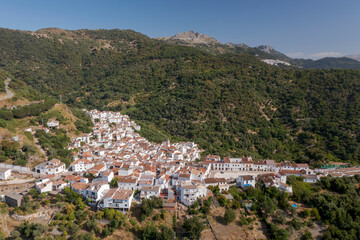 Fototapeta premium Municipio de Benarrabá en la comarca del valle del Genal, Andalucía