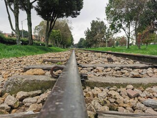 Riel de ferrocarril y tren carrilera con arboles y paisaje natural 