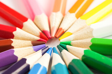 Naklejka premium A row of colored pencils on a white background