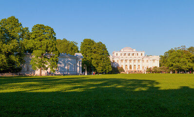 Fototapeta na wymiar View of Elagin Island and the palace.