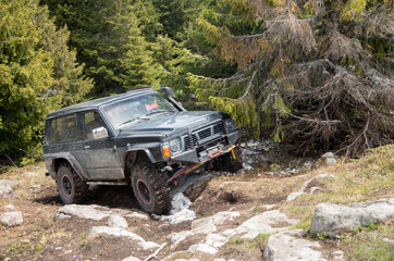 Off road jeep in the mountains - obrazy, fototapety, plakaty