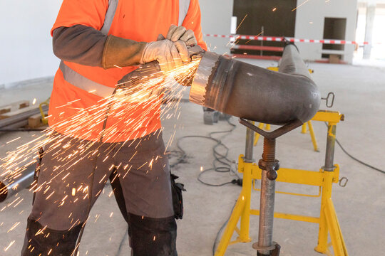 worker metal with anglegrinder