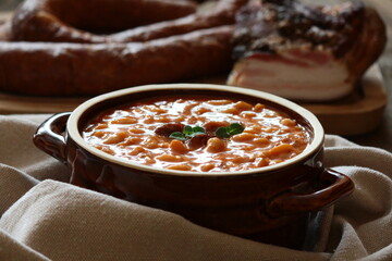 Fasolka po bretońsku z kiełbasą i boczkiem