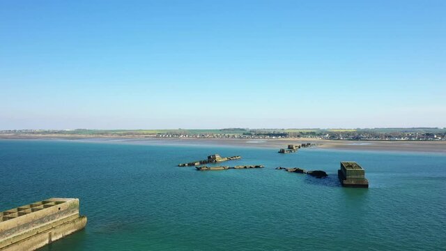Les &eacute;l&eacute;ments du port artificiel am&eacute;ricain sur la plage de sable de Gold Beach sont immerg&eacute;s &agrave; proximit&eacute; de Asnelles et Arromanches les bains d&eacute;truit par une temp&ecirc;te au bord de la mer de la Manche en F