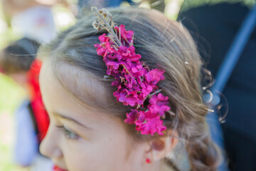 Obraz na płótnie Canvas Closeup view of flowers in child hair. 