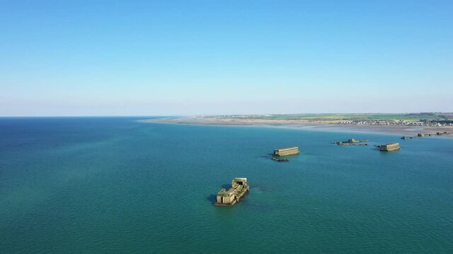 Le port artificiel am&eacute;ricain sur la plage de sable de Gold Beach &agrave; proximit&eacute; de Asnelles et Arromanches les bains au bord de la mer de la Manche en France, en Normandie, dans le Calvados, au printemps