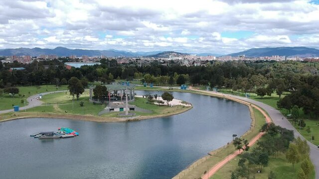Vista a&eacute;rea con drone del Parque Sim&oacute;n Bol&iacute;var de Bogot&aacute;, Colombia